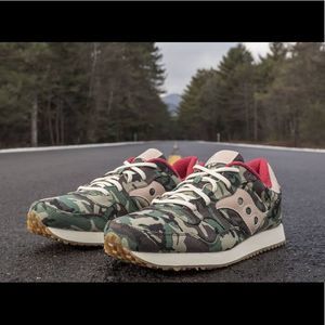 Saucony DXN Camoflauge and red trainers/sneakers/tennis shoes S70174-2 MENS 8.5